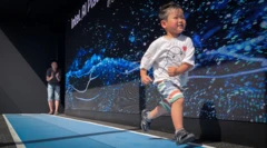 ቶሞ በአቅራቢያው ባሉ የሰውነት እንቅስቃሴ የሚከታተሉ ካሜራዎች ፊት በፍጥነት ይሮጣል።