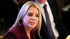 इसी साल एपस्टीन फ़ाइल को लेकर हुई संसदीय सुनवाई में सांसदों और बॉन्डी के बीच तीख़ी बहस हुई थी