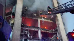 Abazimya umuriro bari bakiwuzimya mu gitondo cyo kuri uyu wa gatatu