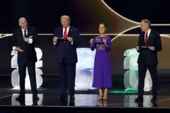 Los presidentes de la FIFA, de EE.UU. y México y el primer ministro de Canadá durante el sorteo de los grupos.