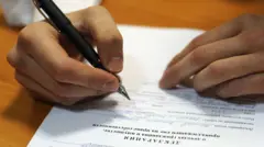 Руки человека, заполняющего декларацию о доходах