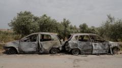 Dos automóviles quemados en la aldea de al-Mughayyir en Cisjordania