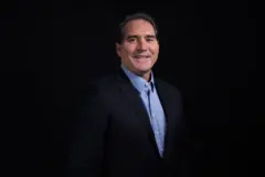 Henrique Braun sorrindo para a foto