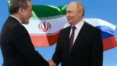 Wasiirka arrimaha dibadda Iiraan Abbas Araqchi iyo Madaxweynaha Ruushka Vladamir Putin oo is-gacan qaaday oo ay ka dambeeyaan calamada Iiraan iyo Ruushka
