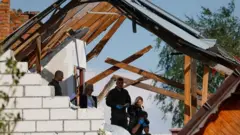  خانه‌ای که بر اثر اصابت بقایای یک پهپاد سرنگون شده در روستایی در شرق لهستان، آسیب دیده است