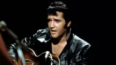 Elvis cantando
