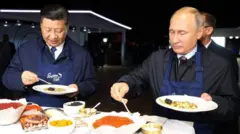 Си Цзинпин Путин туулган күнүн чогуу белгилеген жалгыз чет элдик лидер. “Биз бир рюмкадан арак ичип, колбасадан жедик”, - деп айтып жаткан эле Путин. Анан алар эл алдында чогуу блинчиктерди жасашты.