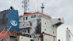 Поврежденный дроном сухогруз