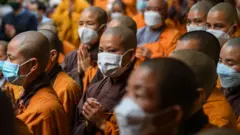 Các tu sĩ tại tang lễ Thiền sư Thích Nhất Hạnh