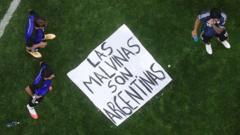 Reino Unido pide a la FIFA investigar a Argentina después de que el equipo de fútbol mostrara una pancarta de las Malvinas/Falklands tras la victoria