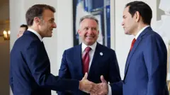 Президент Франції Емманюель Макрон (зліва) тисне руку держсекретарю США Марко Рубіо (справа) поруч зі спеціальним посланником США Стівом Віткоффом (по центру)