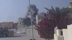 الصورة لمنطقة سكنية ويبدو دخان كثيف يتصاعد عن بعد لحظة شن الطيران الإسرائيلي غارة على مكان تواجد قادة حركة حماس في العاصمة القطرية الدوحة