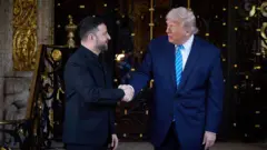 Президент Дональд Трамп (справа) приветствует президента Украины Владимира Зеленского (слева) в своей резиденции Мар-а-Лаго для встречи и последующего частного ужина во Флориде, США, 28 декабря 2025 года.