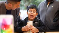 Хлопчик з айфоном