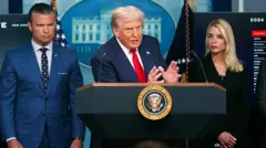 Trump durante la rueda de prensa de este lunes junto a la fiscal general, Pam Bondi, y el secretario de Defensa, Pete Hegseth.