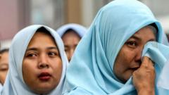 Gelombang PHK massal menggulung nasib para buruh di sektor industri – 'Sampai kapan kami harus bertahan seperti ini?'