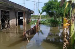 நீர்மட்டம் உயரத் தொடங்கிய சுமார் ஒரு நாளுக்குப் பிறகு, அவரும் அவரது குடும்பத்தினரும் வீட்டை விட்டு வெளியேறினர். அதற்குள் வீட்டுக்குள் நான்கு அடி உயரத்துக்கு வெள்ளநீர் தேங்கியிருந்தது. அடுத்த 10 நாட்களை அவர்கள் நிவாரண முகாமில் கழித்தனர்.