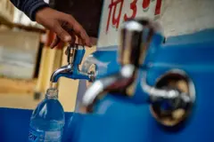 पानी उद्योगहरूले प्लास्टिक र इन्धनको मूल्य अकासिएको भन्दै बोतल र जारका पानीको मूल्य बढाइनुपर्ने माग गरेका छन्