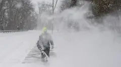 Un empleado de Obras Públicas de la ciudad de Pittsburgh retira la nieve durante la tormenta invernal en Pittsburgh, Pensilvania