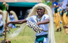 Intore irimo guhamiriza mu muhango wo Kwita Izina mu Rwanda