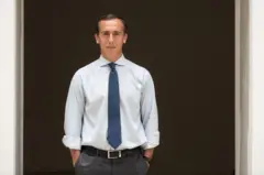 Hugo Alconada Mon de gravata e olhando para a câmera