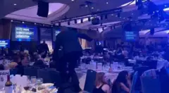 Invitados del evento se refugian al escuchar tiros