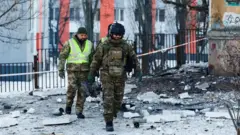 قطعات یک پهپاد روسی در میان آوار یک ساختمان مسکونی در کی‌یف