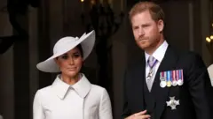 Prens Harry ile Meghan Markle, Kraliçe 2. Elizabeth'in hükümdarlığı için düzenlenen şükran ayininin ardından Londra'daki St Paul's Katedrali'nden ayrılıyor, 3 Haziran 2022. Bu etkinlik, Platin Jübileyi kutlamak amacıyla düzenlenen dört günlük kutlamaların ikinci gününde gerçekleştirildi. Birleşik Krallık'ta uzun tatil hafta sonuna yayılan etkinlikler, hükümdarın 70 yıllık hizmetini kutlamayı amaçlıyordu.