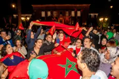 مغاربة يحتفلون في الرباط بعد دعم مجلس الأمن الدولي للخطة المغربية للحكم الذاتي للصحراء الغربية