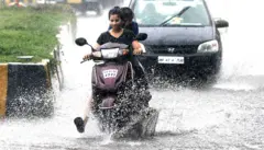 వర్షంలో వాహనాలు 