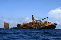 මූලිකව ගෙවීමට තිබු ඇමෙරිකානු ඩොලර් මිලියන 250 වෙනුවට එක්ස්ප්‍රස් පර්ල් නෞකාවේ දේශීය නියෝජිත සමාගම වන සී කොන්සෝටියම් ලංකා සමාගම විසින් රුපියල් මිලියන 300ක මුදල භාණ්ඩාගාරයට ගෙවා ඇත.