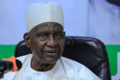 Bello Bouba Maigari, président de l'Union nationale pour la démocratie et le progrès (NUDP) et candidat à la présidence, observe pendant une conférence de presse à Yaoundé le 8 août 2025, avant l'élection présidentielle du 12 octobre 2025. 