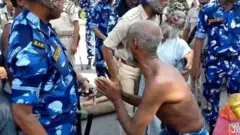 'সন্ত্রাস থামান' পুলিশকে হাতজোড় করে আবেদন বৃদ্ধের। শনিবার দক্ষিণ ২৪ পরগণার ভাঙ্গরে।