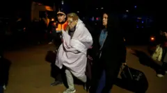 Uma pessoa afetada pelo descarrilamento fatal de um trem é transferida para receber tratamento na Caseta Municipal, na cidade de Adamuz, após o descarrilamento de um trem de alta velocidade.