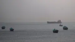 Embarcações no Estreito de Ormuz. Foto: 1 de maio de 2026