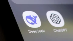 Imagem mostra tela de celular com logo dos apps do DeepSeek e do ChatGPT