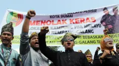Masyarakat Melayu menggelar unjuk rasa peduli Melayu Rempang dan Galang di Kota Dumai, Riau, Senin (18/9/2023). 