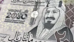 لقطة مقرّبة لورقة نقدية من الريال السعودي.