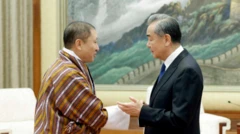 भूटान के विदेश मंत्री टांडी दोर्जी के साथ चीनी विदेश मंत्री वांग यी