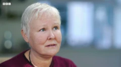 Mulher branca com cabelo curto dá entrevista