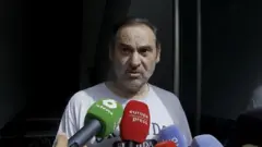 Ex-ministro espanhol José Luis Ábalos, em frente aos microfones de diversos órgãos de imprensa
