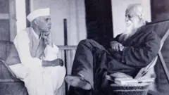 रवींद्रनाथ टागोर (1861 ते 1941) यांच्यासोबत पंडित जवाहरलाल नेहरू. हा फोटो 1940 सालचा आहे.