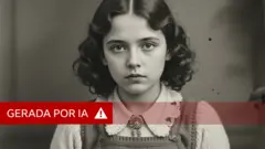 Uma imagem em preto e branco gerada por IA de uma jovem com cabelos na altura dos ombros, vestindo um suéter de tricô com gola e um avental. Ela olha diretamente para a câmera enquanto tricota.