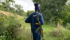 Ɗan fashi a dajin Zamfara, arewa maso yammacin Najeriya