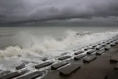 ঘূর্ণিঝড় দানার প্রভাবে উত্তাল সমুদ্র। 