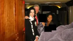 Michael Jackson, Bill Clinton, Diana Ross y otras personas cuyos rostros han sido ocultados