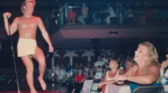 Imagem mostra apresentação do grupo