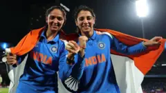 भारतीय महिला संघाच्या विश्वचषक विजयाचा आनंद साजरा करताना हरमनप्रीत कौर (डावीकडे) आणि स्मृती मानधना (फोटो : 2 नोव्हेंबर 2025)