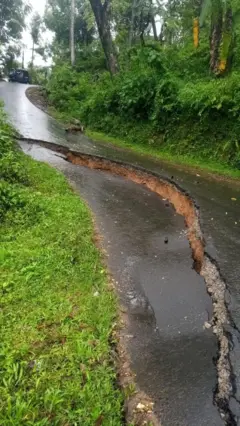 மண்சரிவில் சேதமடைந்த சாலை