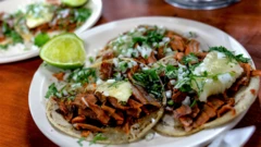 Un plato de tacos al pastor